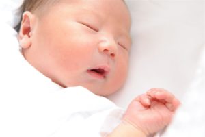 生まれてすぐの赤ちゃんってどんな感じ？意外だった新生児の特徴