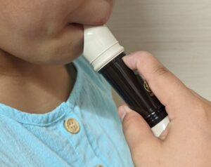 リコーダーの窓に指を当ててお手入れする方法